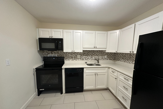 - - Amazing 3 beds/ 2 baths near Longwood area Apartments