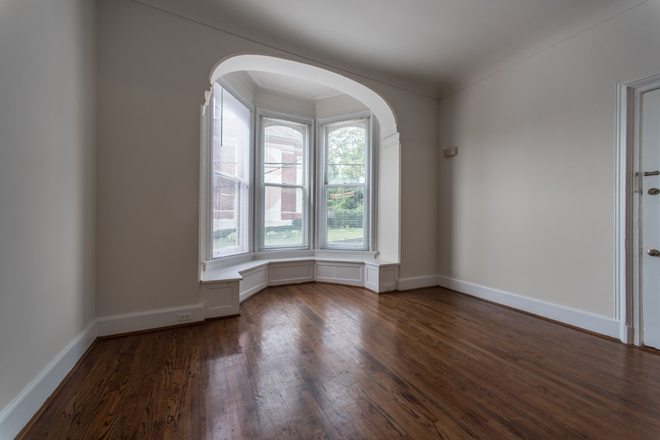 Living Space - 112-122 E McMillan Apartments