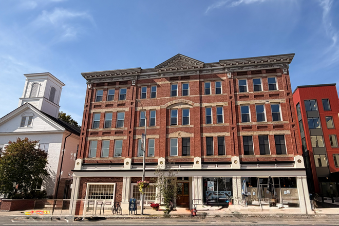 Center of Amherst next to Amherst college - Newly renovated 3 bedroom in the center of Amherst 7/1/26 Apartments