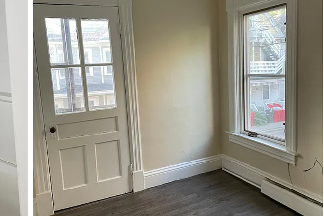 Front Room - Apartment Close to Campus and Downtown