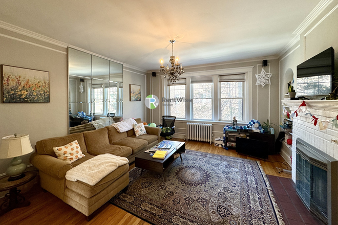 1 - Spacious 3 Bed / 2 Bath in Brookline – 9/1 Move-In – Heat & Hot Water Included Apartments