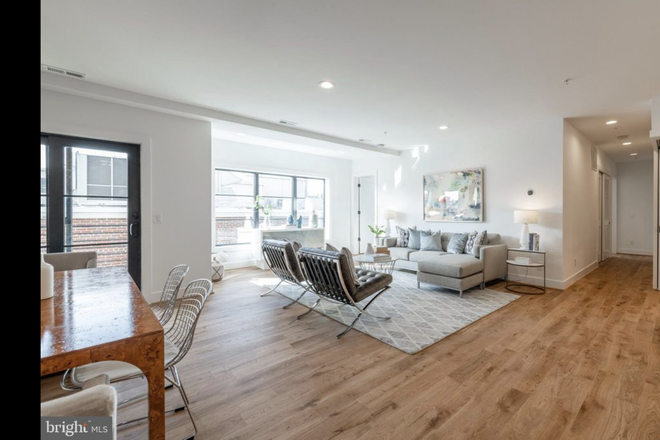 Living - Spacious Luxury Living in Shaw/Logan Circle Condo
