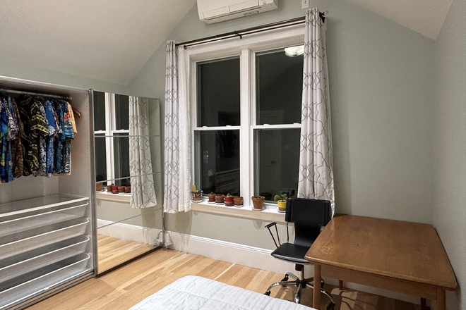 3rd floor bedroom - $900 - 2 Bedrooms available in beautiful, spacious 5 Bedroom, 9 room home (Davis/Teele)