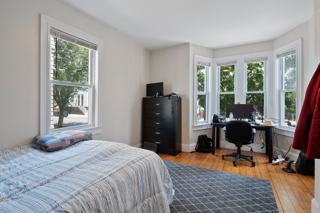 Bedroom - Beautiful, Furnished, and Renovated 3 bed / 1 bath apt near campus, EVERYTHING INCLUDED