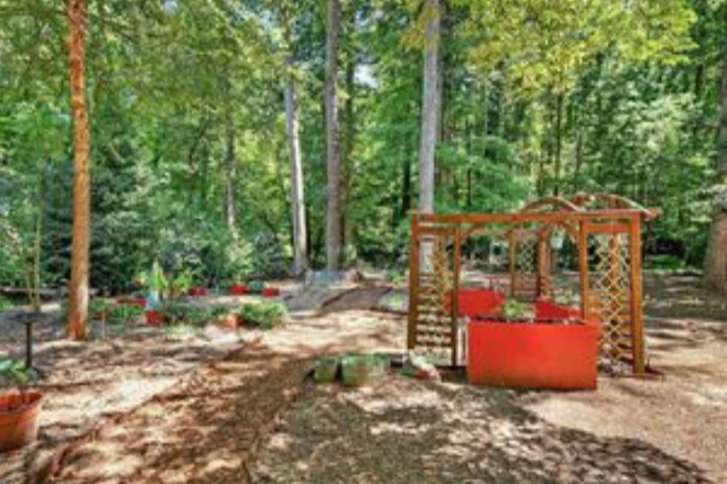 Backyard - Large house for short term rental