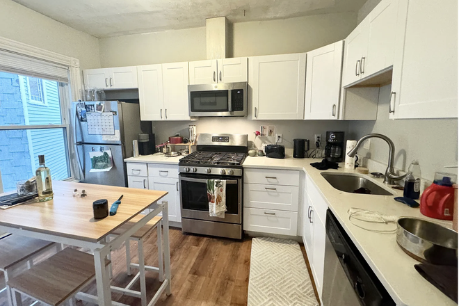 Kitchen - CSRE MANAGEMENT Apartments