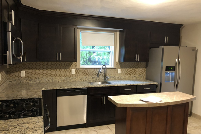 Kitchen - Modern 3 Bed/1 Bath with Eat-In Kitchen & Hardwood Floors – Available 9/1 Apartments