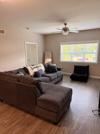 Living Room - Alpine Commons Apartments