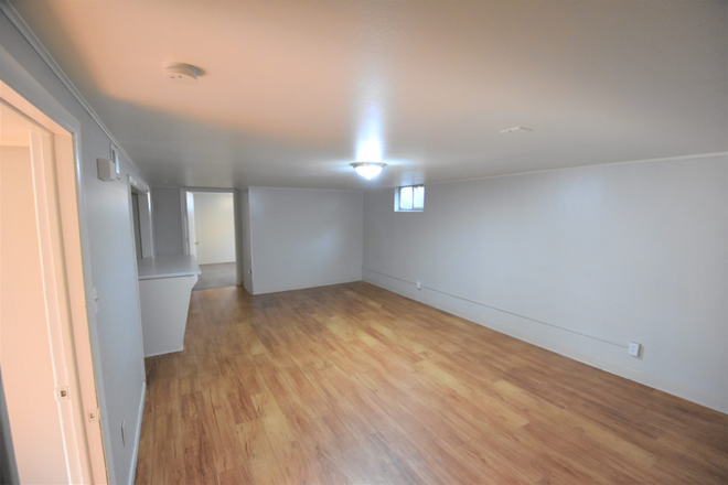 Basement - Room in Large house in Martin acres