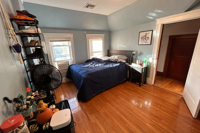 Bedroom #1 - MASSIVE 4-BEDROOM APARTMENT OVERLOOKING COMMONWEALTH AVE!