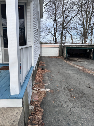 driveway - 1 room available in a 3bed 1 bath, driveway. Super close to BC shuttle, bus 65, and green Duplex