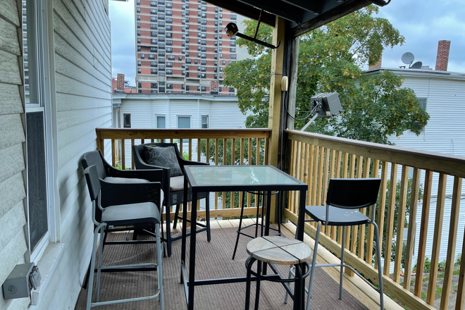 Porch - 4 bedrooms, 2.5 baths Newly Renovated Apartment