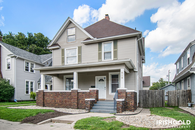 Front - 919 East Washington Street House