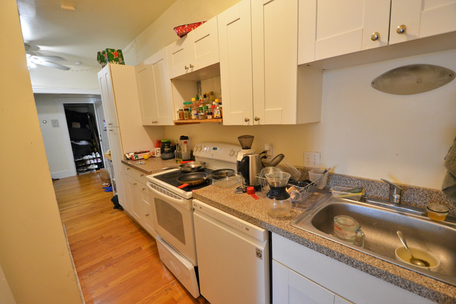 Kitchen - 4 Bed Available 9/1/25! *CONTACT NOAH 603-470-8181* Apartments