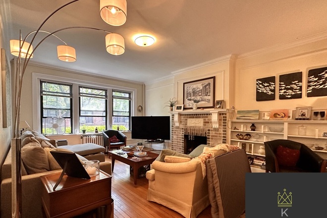 Living Room - Awesome Apartments in Coolidge Corner Available For the 2024 School Year! Graduate Students Welcome!