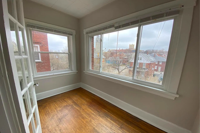 Shared Sunroom - Ravine Street Apartment