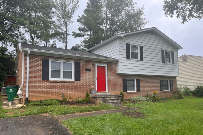  - * RE RENTAL AVAILABLE 1/12/26 *  (Hethwood 3 Bedroom, 1.5 Bath House with Pool Access!)