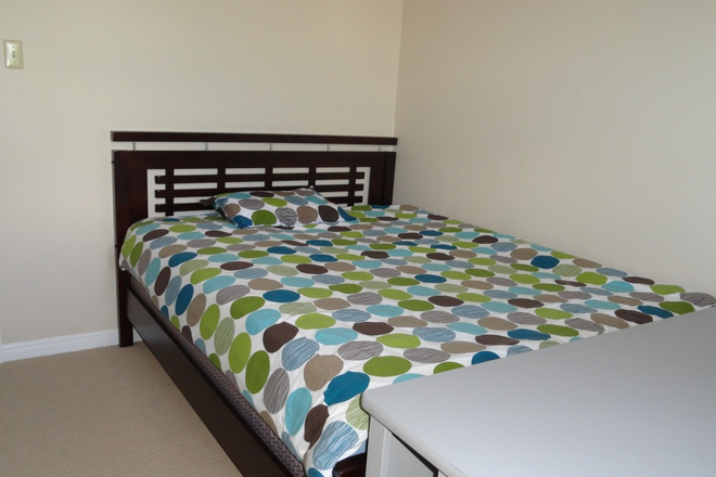 Furnished bedroom A - 2nd floor spacious bedroom near UTM (female only)