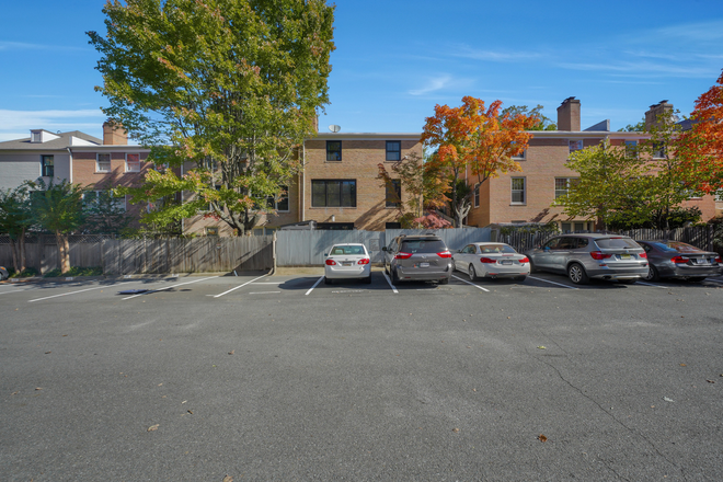 Off-street vehicle parking, 4 cars - 5 BR/3.5 BA, Steps to Millie's, Pizza Paradiso, Playa Bowls & Campus House