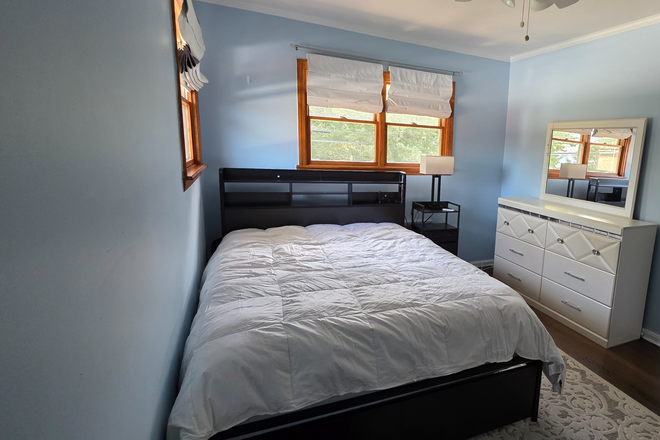 Queen Bedroom - Large fully furnished room in beautiful home! New Queen size bed with hybrid mattress!