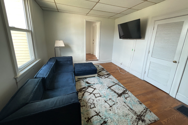 family room - AVAILABLE FOR 2026 Fall /2027 Spring - CLOSE TO CAMPUS 708 S Main St Oxford RENTAL House