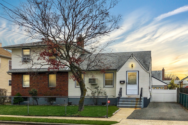 169 Fenimore - 7 bedroom house with a master suite!