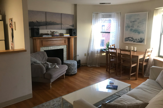 LIVINGROOM - GAINSBOROUGH ST - CHARMING HIGH END 1 BEDROOM IN FENWAY! 09/01 NU Condo