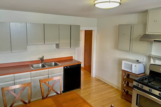 . - Spacious 2 Bed / 1 Bath w/ LAUNDRY IN UNIT!! Available NOW!! Apartments