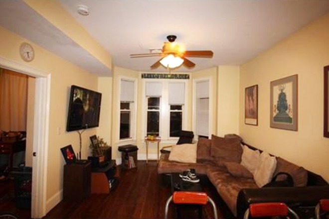 ... - PRIME MISSION HILL LOCATION - 6 BEDS Duplex