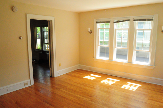 Bedroom - 40 UNIVERSITY TERRACE Apt #1- 2 minute walk to UVM, parking, hardwood floors, Laundry, modern kitche