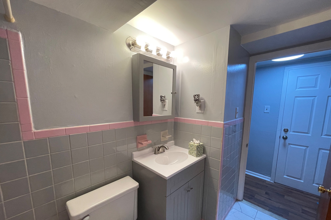 bathroom with shower and tub - Large Spacious Private 1 Bedroom apartment