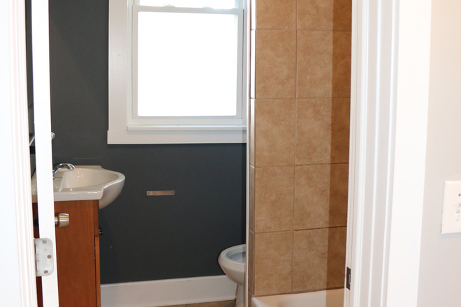 2nd Floor Bath - 5 Bedroom Located in Norwood - minutes to Campus House