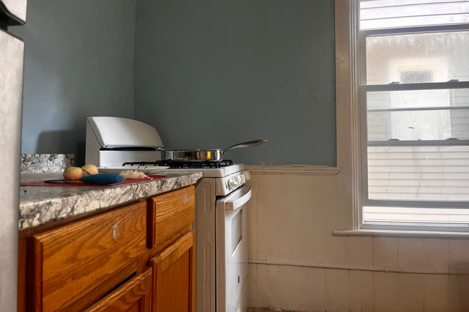 Fully Equiped Kitchen. Pots, Pans, Dishes, and all! - The Big Yellow House
