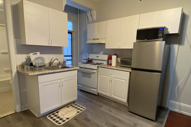 Kitchen - 6 bedroom house -Close to Everything