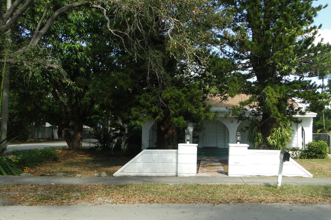 front house - Avoid Miami Traffic & Campus Parking - 2 blocks from UM, charming 3/2 house w/ fenced yard!