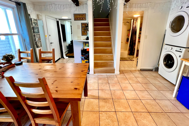 Call NOW for showings! 617-236-8550 - FIFTH ST - EAST CAMBRIDGE DUPLEX 2BR/1BA W/ IN UNIT LNDRY, EIK, DW, LRG BDRMS, LOFT AVAIL *9/1/2025*