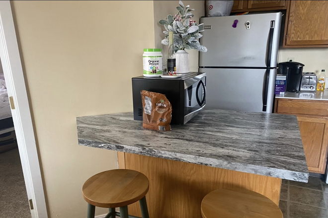 Kitchen island - Awesome 2 Bedroom 26/27 school year very close to campus Apartments