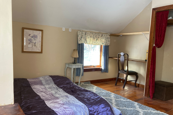 Bedroom1 - $700/bedroom  + kitchen/wifi/LR/Large yard//bath/laundry/parking House