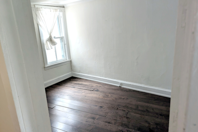 Bedroom 1 - Spacious Annex 3-Bed / 2 Full Bath, Two Floors | In-Suite Laundry | $4,200 Utilities House
