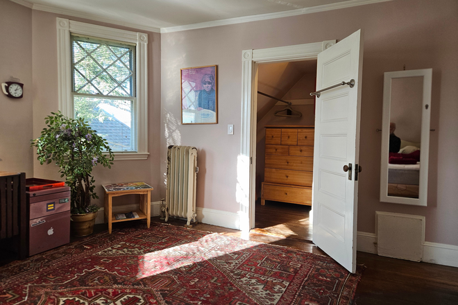 WEST ROOM - Quiet Beautiful Furnished Room in Cambridge House