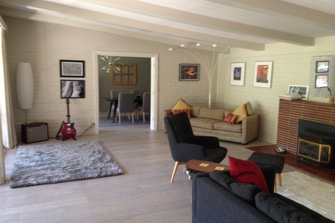 Living Room - Airy, mid-century modern home in downtown Mariposa available to rent starting June 2026