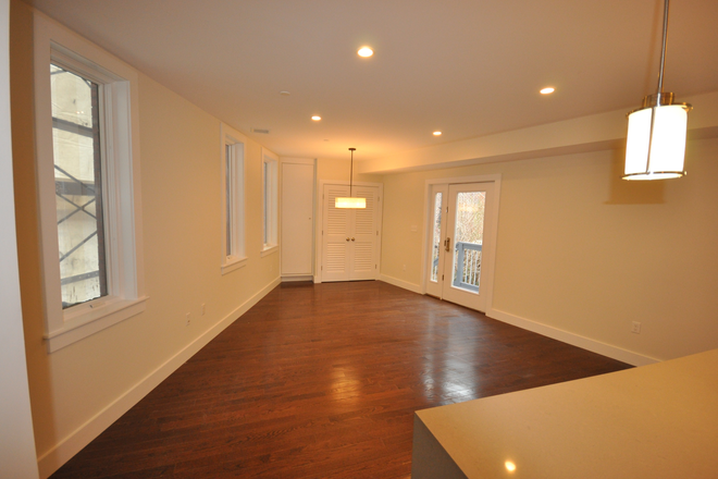 Call NOW for showings! 617-236-8600 - SUSSEX ST - *NO FEE!* LUXURIOUS 3 FLR 4BR/2.5BA ROWHOUSE FOR *9/1/2026* W/ IN UNIT LNDRY, ROOF DECK!