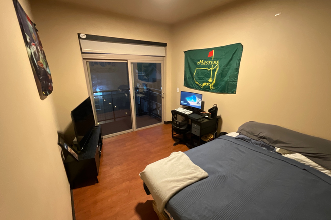 Personal bedroom available for rent - Lofts on College