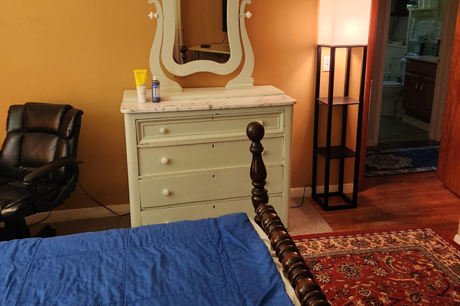 Dresser Queen Bedroom - Beautiful Furnished Room - All Inclusive! House