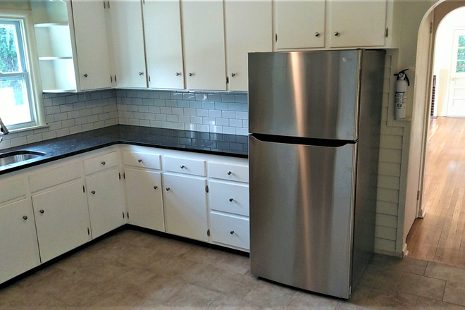 Kitchen - Gorgeous 4 + Br 2 Ba Apartment Available 8-1-26 (Early Bird Special)