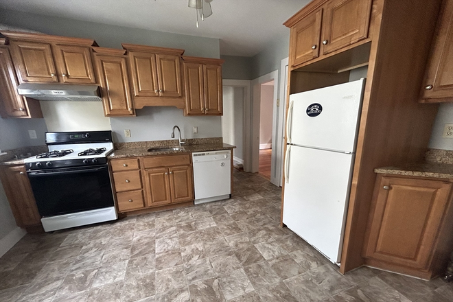 kitchen - Spacious 3 Bed / 1.5 Bath near campus available 9/1/24!! Apartments