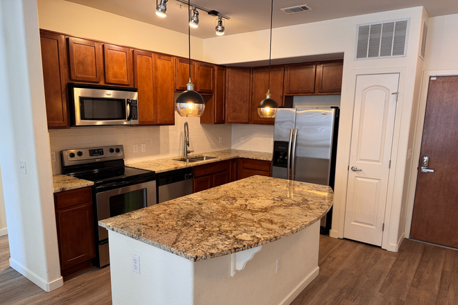 Kitchen - Vantage Pointe Lofts, Easy Commute to CU