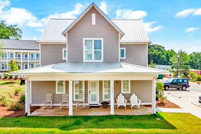 Outside, street view - The Fishbowl House - Boulevard unit 1701