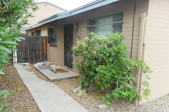 cozy entrance - Affordable 4 bedroom by  Banner UMC, Greek Row and UofA House