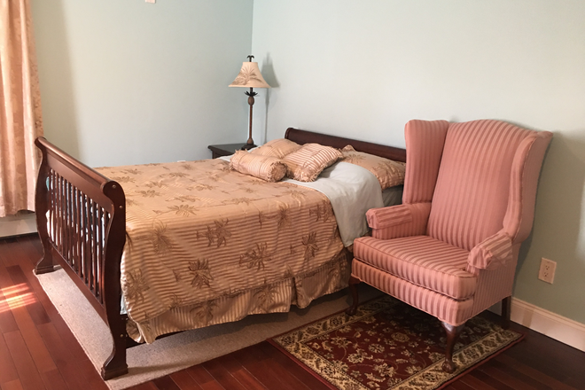 Furnished bedroom with full size bed - Furnished Room-Millstone Rd-Princeton Junction House